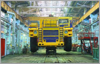 Heavy-duty parts washers and cleaning systems for heavy machinery applications