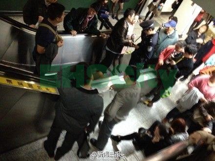上海静安寺地铁站电梯突然逆行 多名乘客滚落(图)