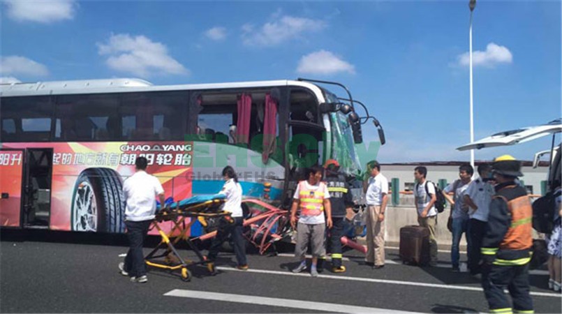 上海浦东机场大巴发生车祸 2名女性乘客坠落高架身亡(组图)-
