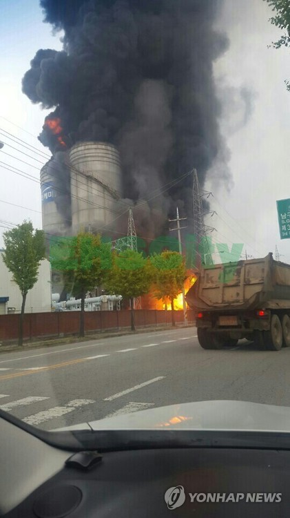 This provided photo shows black smoke billowing from a plant of Star Chemical Co. in the southeastern city of Gumi on Oct. 19, 2016. (Yonhap)