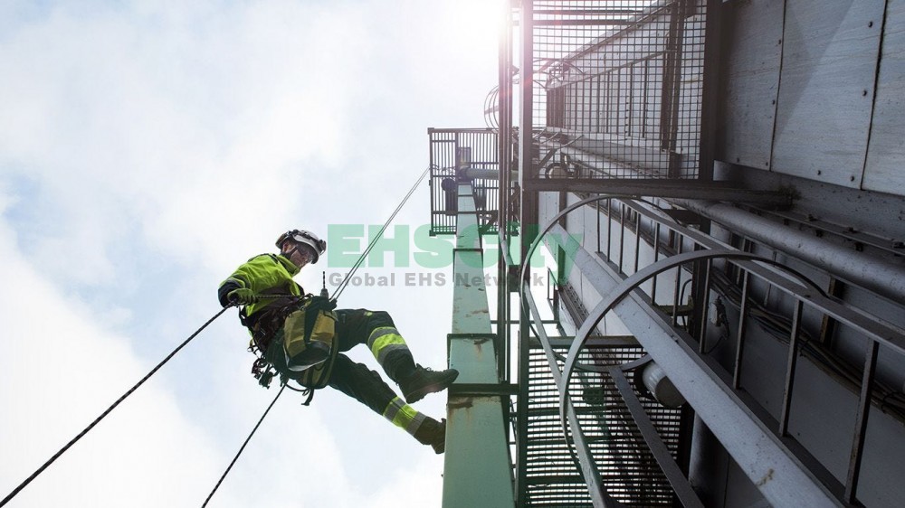 Manual-high-worker-abseil-from-tower